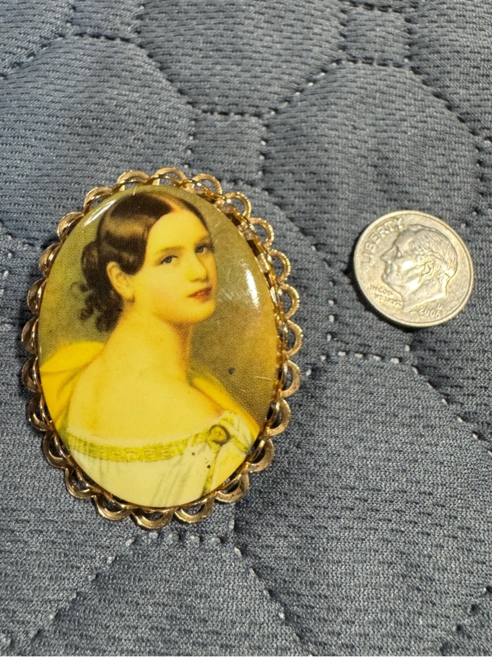 Vintage Woman Motif Medallion Shaped Gold Tone Brooch- Unsigned